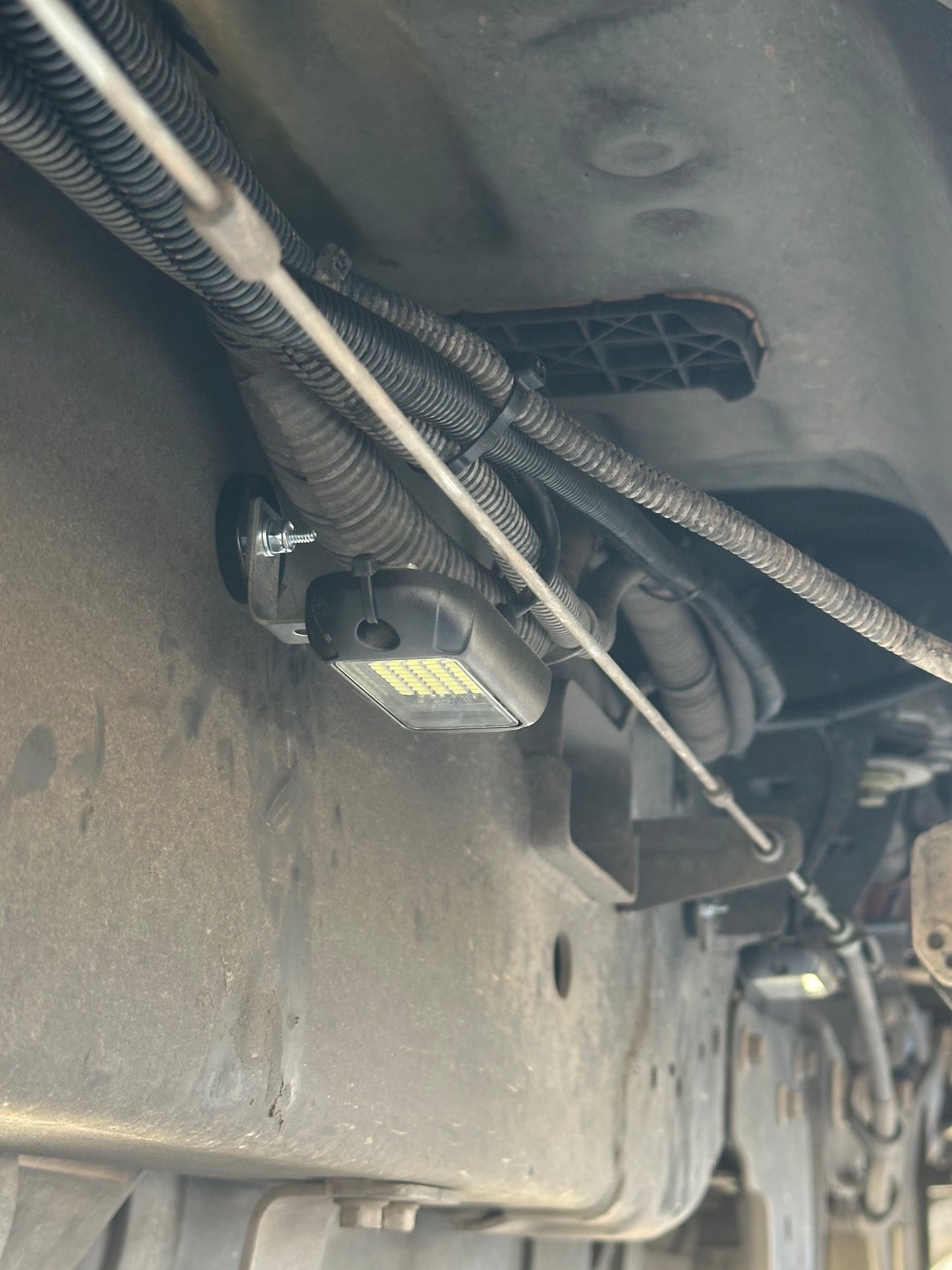 Magnetic T bracket mount