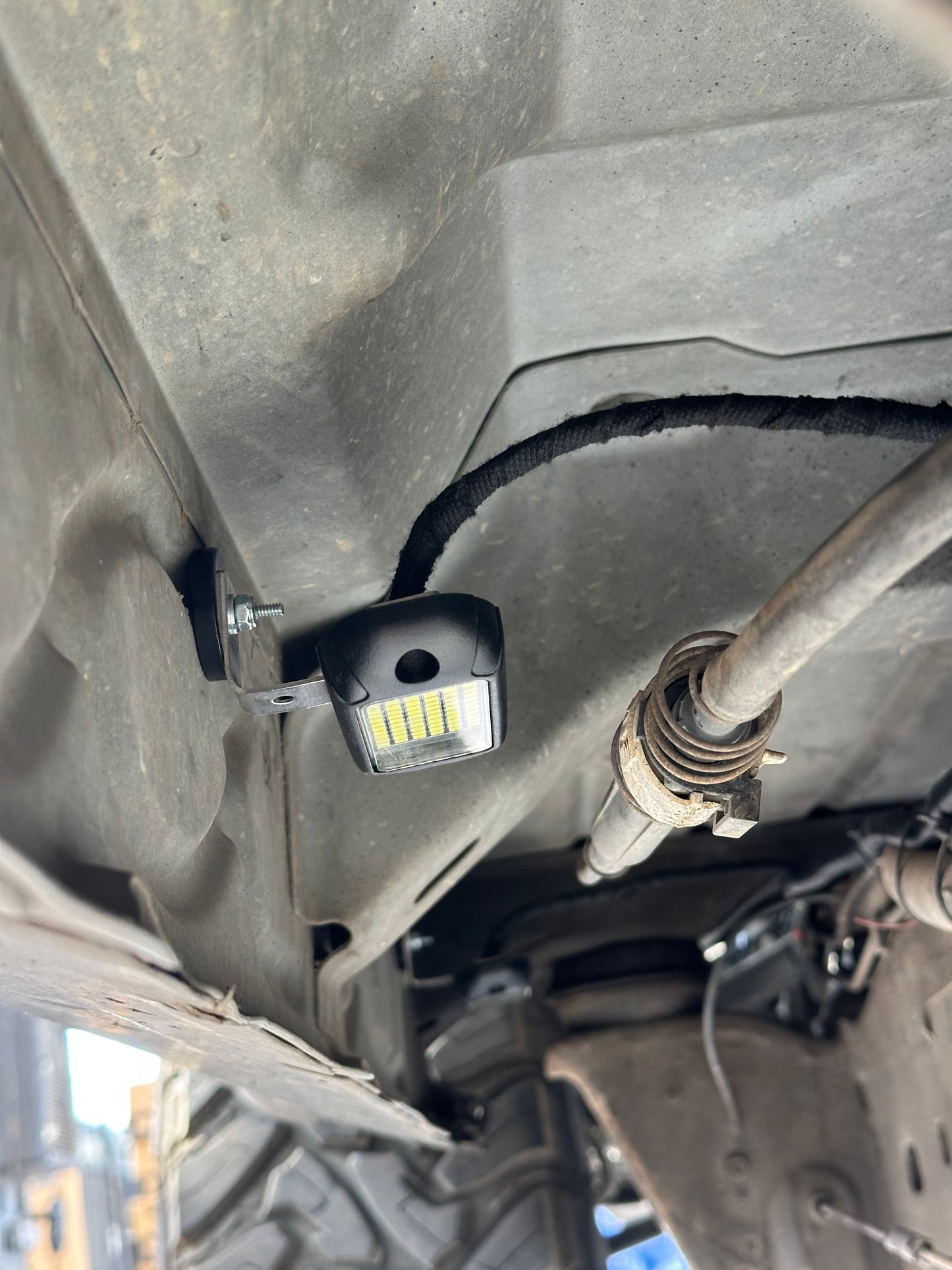 Magnetic T bracket mount