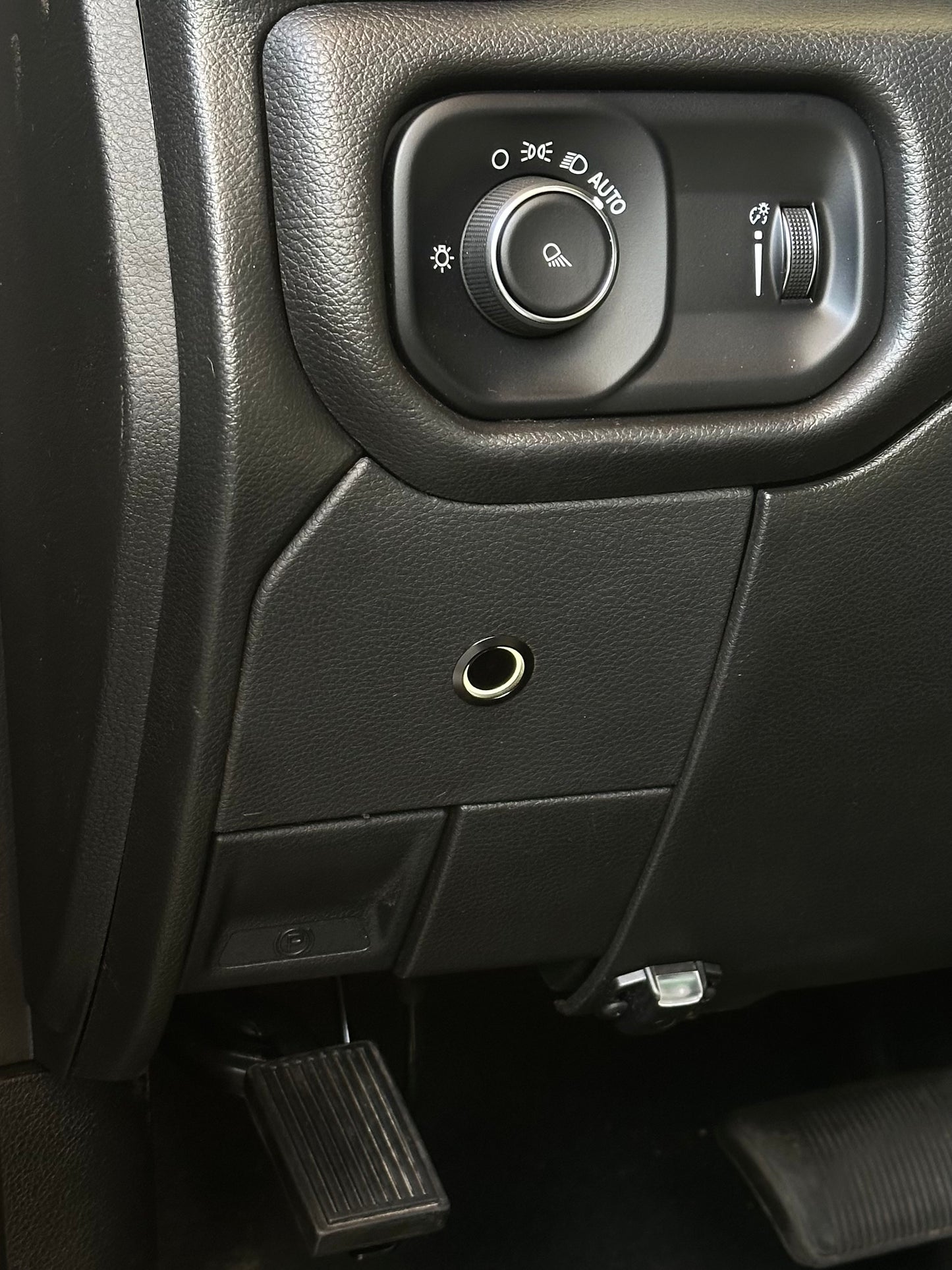 Push button switch