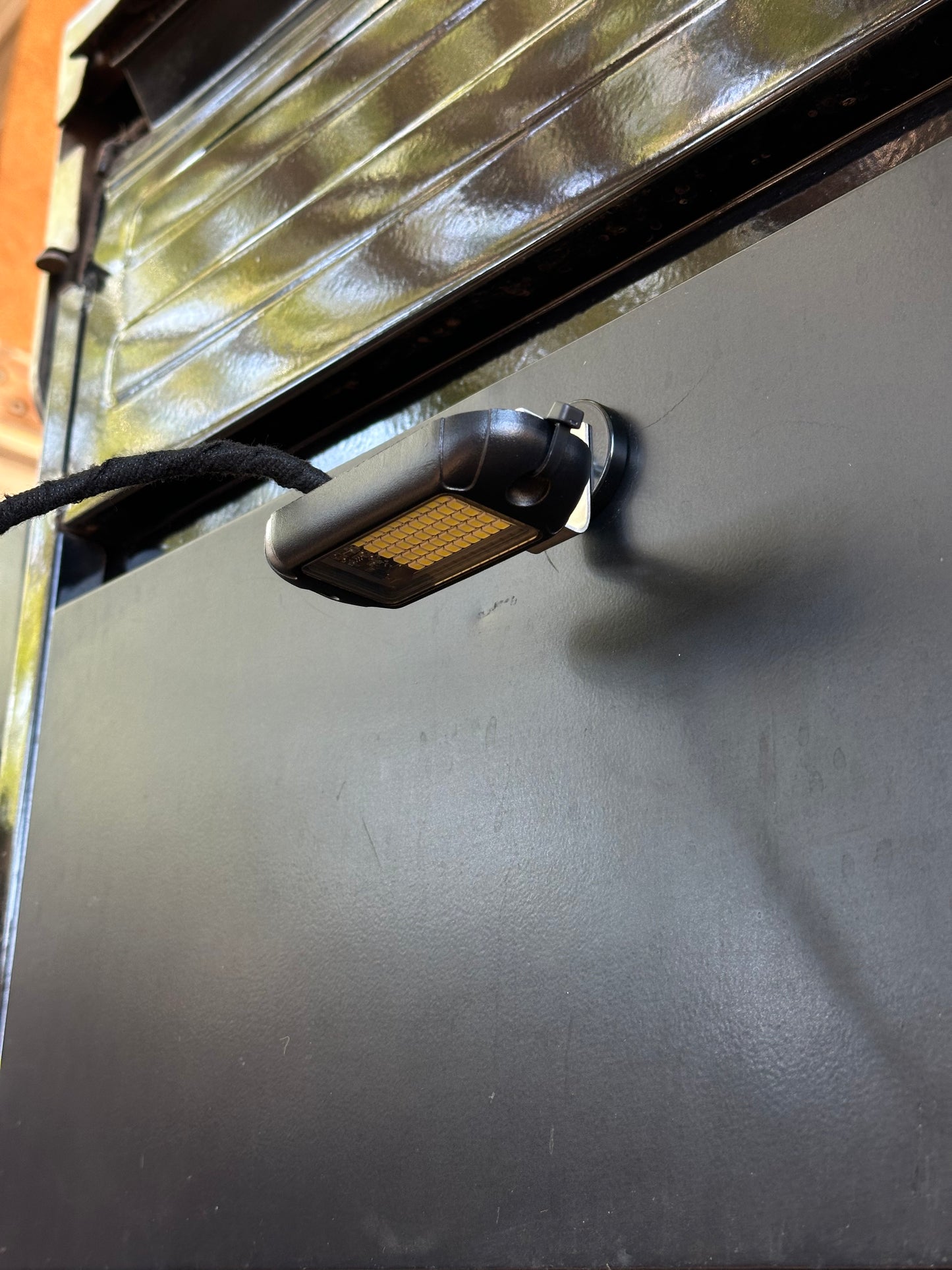 Magnetic T bracket mount