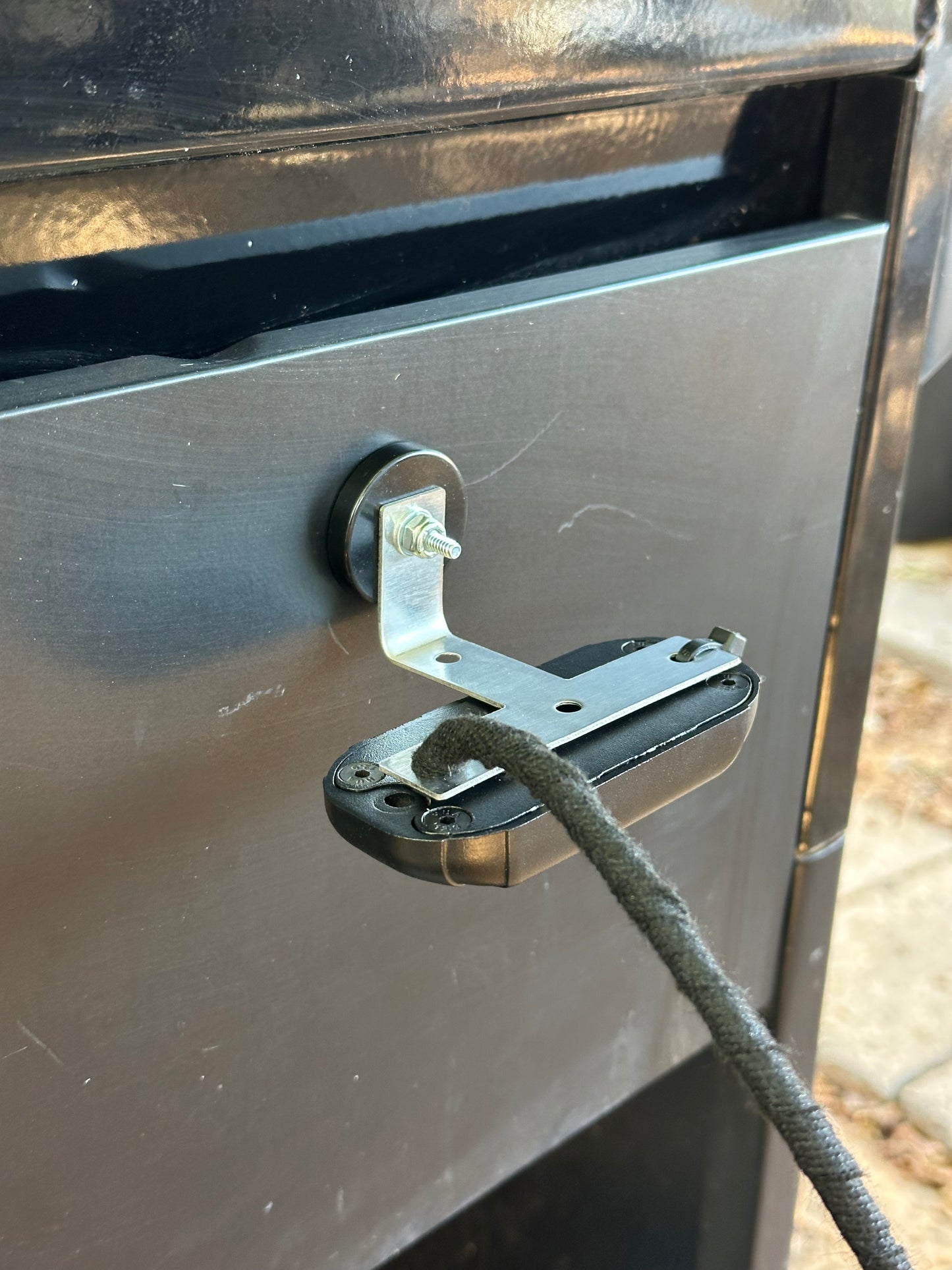 Magnetic T bracket mount